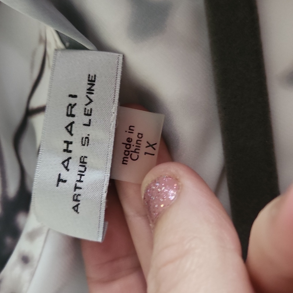 Tahari Arthur S Levine, sleeveless blouse, size 1x - Picture 2 of 5